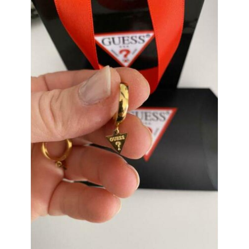 Guess oorbellen en armband samen voor €40