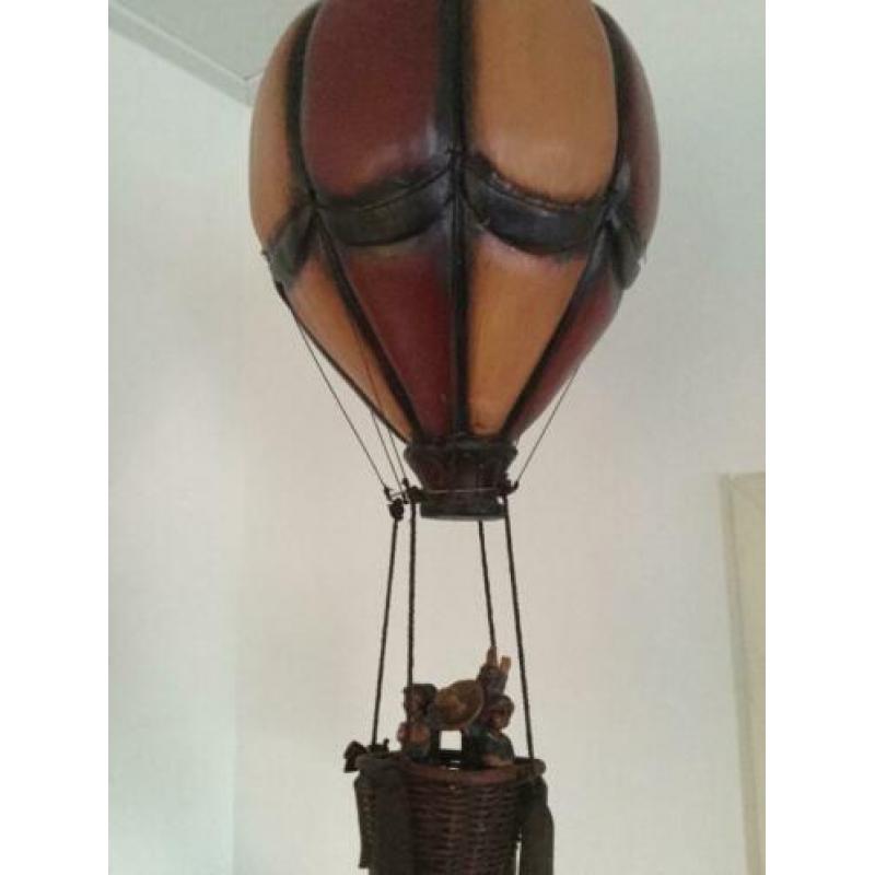 Deco vintage grote mooie oude Ballon met 4 personen in mand