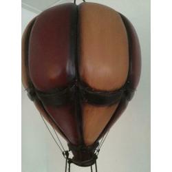 Deco vintage grote mooie oude Ballon met 4 personen in mand