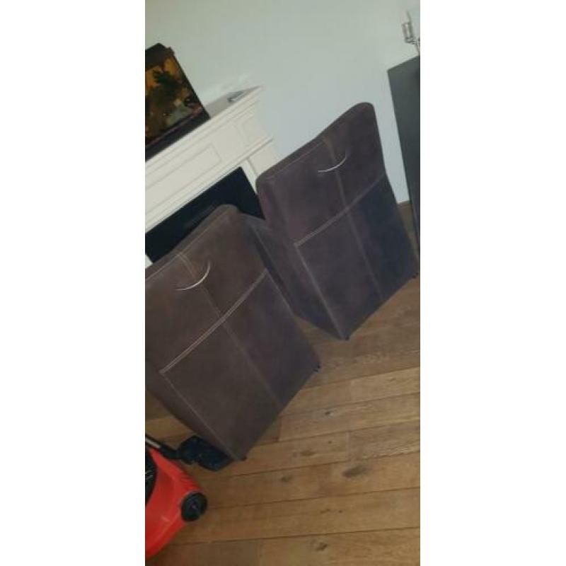 4x Eettaf stoelen bruin met wieltjes €25 pst