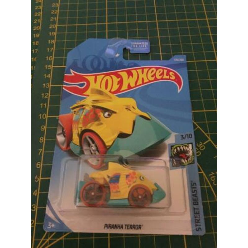 Verschillende Hot Wheels Nieuw op kaart