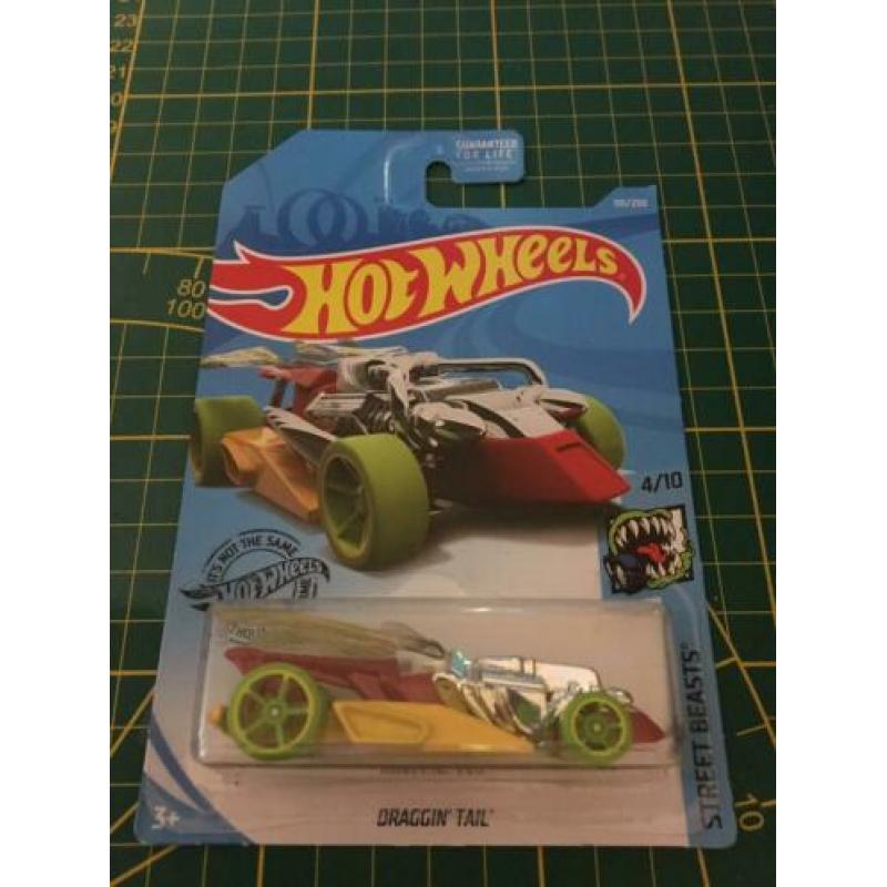 Verschillende Hot Wheels Nieuw op kaart