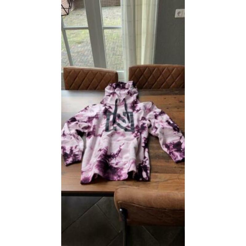 Tie dye hoodie met NIKKIE artwork maat 38