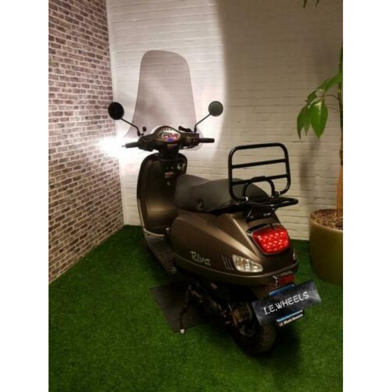 Zeer nette BTC RIVA euro4 snorscooter vespa look 2018 1e eig