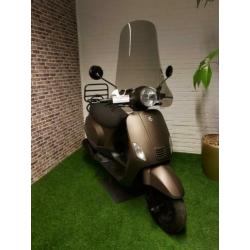 Zeer nette BTC RIVA euro4 snorscooter vespa look 2018 1e eig