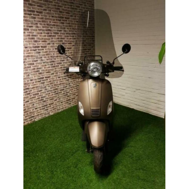 Zeer nette BTC RIVA euro4 snorscooter vespa look 2018 1e eig