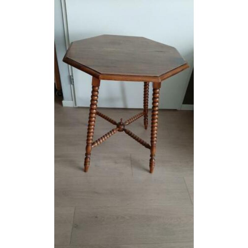 Antieke 8 kantige eiken tafel met gedraaide pootjes.