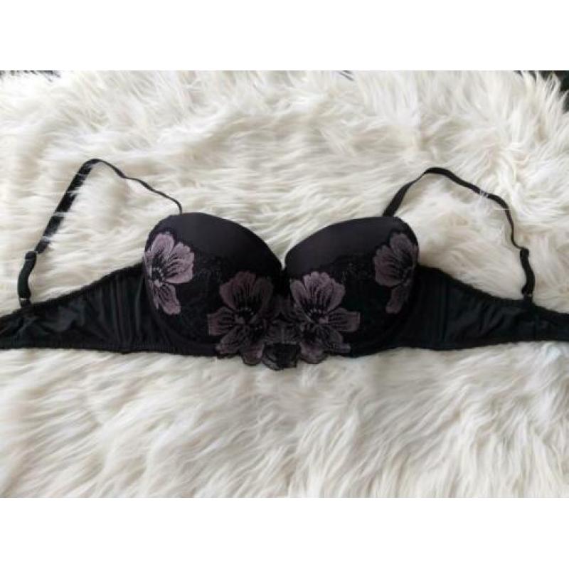 Zwarte BH met bloemenprint van Hunkemoller maat 75C