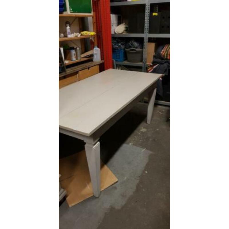 Oude teakhouten tafel in warme, moderne lichtgrijze kleur