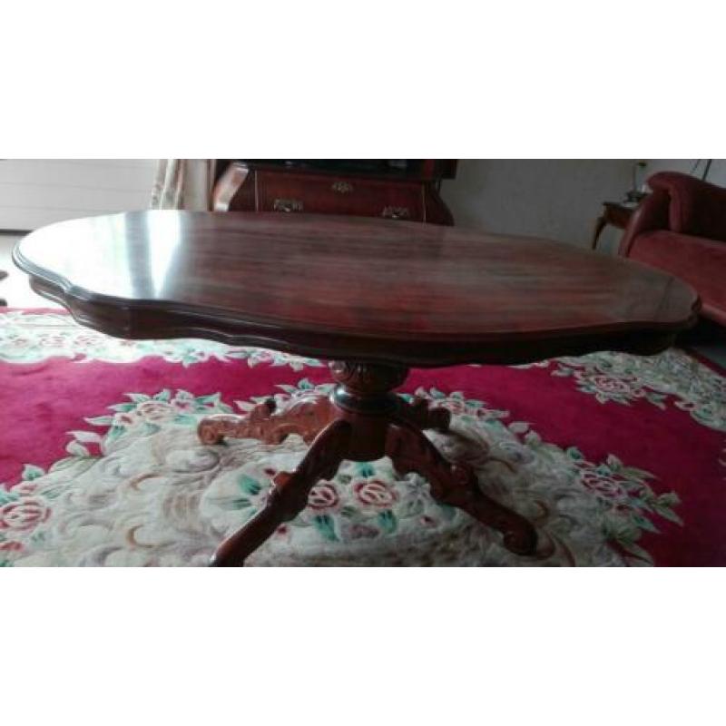 Ovale salon tafel