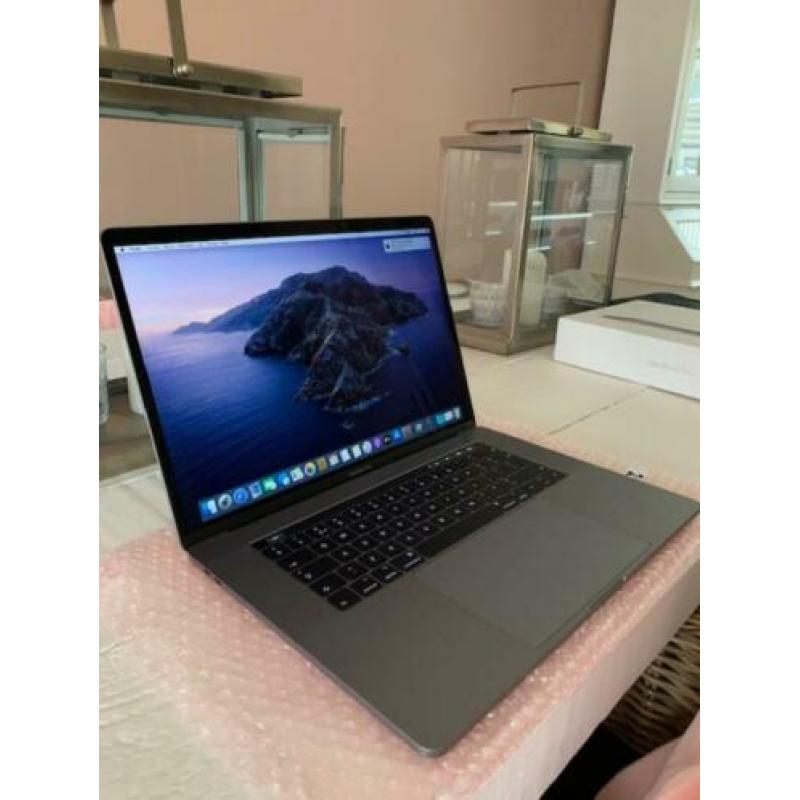 MacBook 2017 15" Retina /i7-2.8 GHz/16GB/256GB / Applecare +