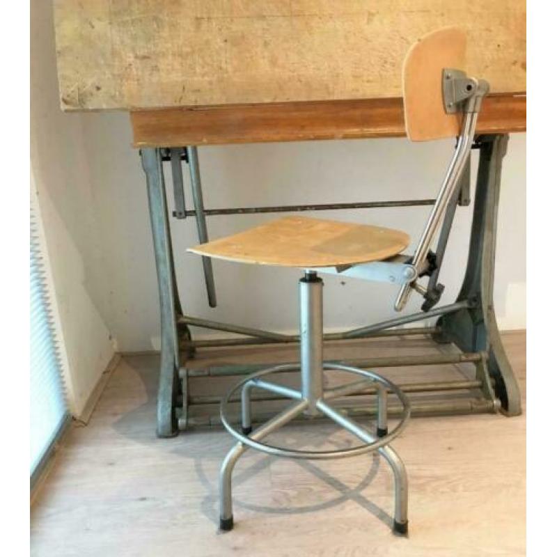 Tekentafel [vintage] met bijbehorende stoel.