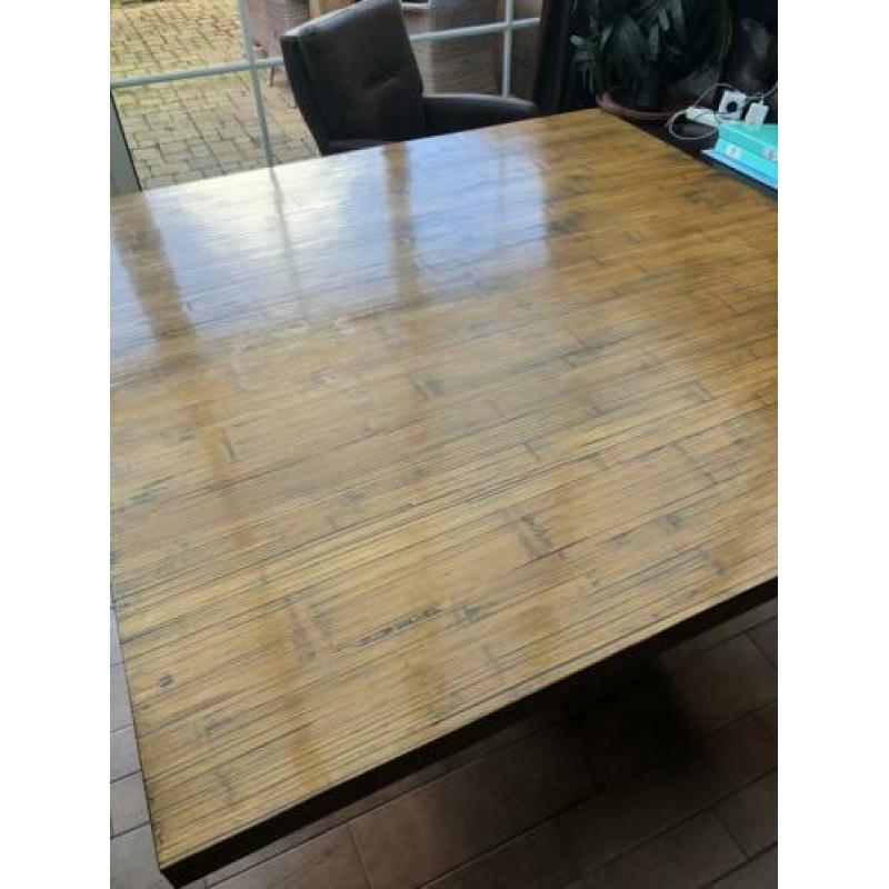 Mooi grote eettafel van bamboe kom je niet snel tegen