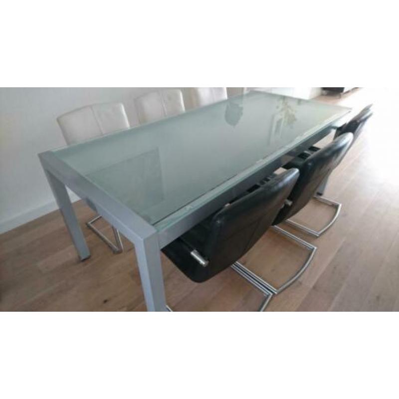 Glazen eettafel.