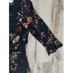 Prachtige zwarte jurk met bloemen van Cotton Club, maat XS.