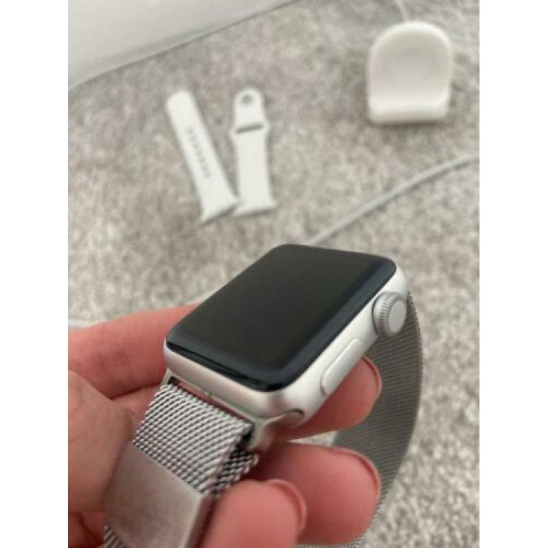 Apple watch series 3 38mm zilver met Milanese bandje