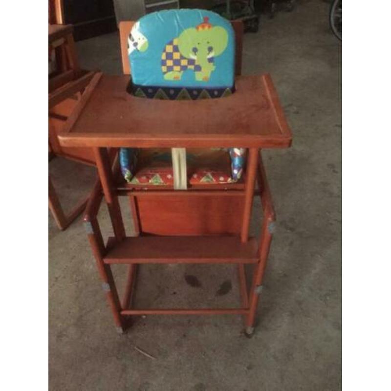 2 houten kinderstoelen