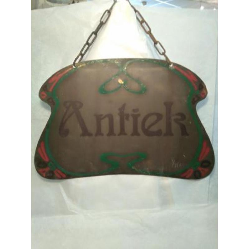 Antiek Art Nouveau uithangbord voor antiekzaak.