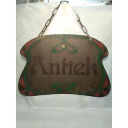 Antiek Art Nouveau uithangbord voor antiekzaak.