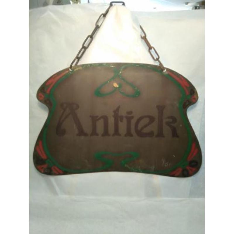 Antiek Art Nouveau uithangbord voor antiekzaak.