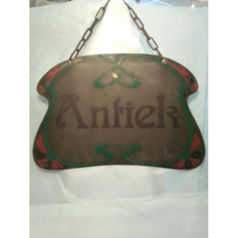 Antiek Art Nouveau uithangbord voor antiekzaak.