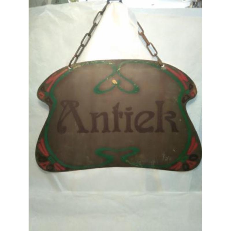 Antiek Art Nouveau uithangbord voor antiekzaak.