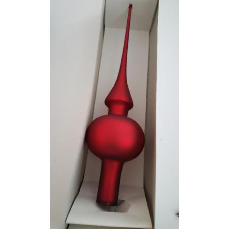 Kerstballen rood en zilver en piek rood