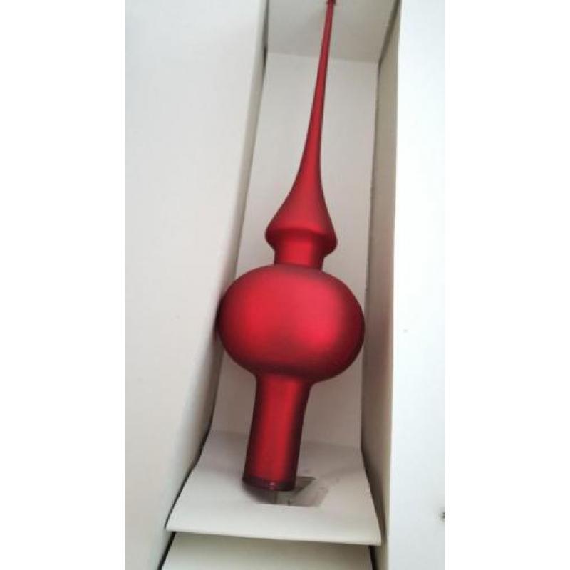 Kerstballen rood en zilver en piek rood