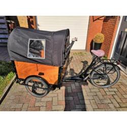 Mooie bakfiets met Maxi-cosi houder en een huif