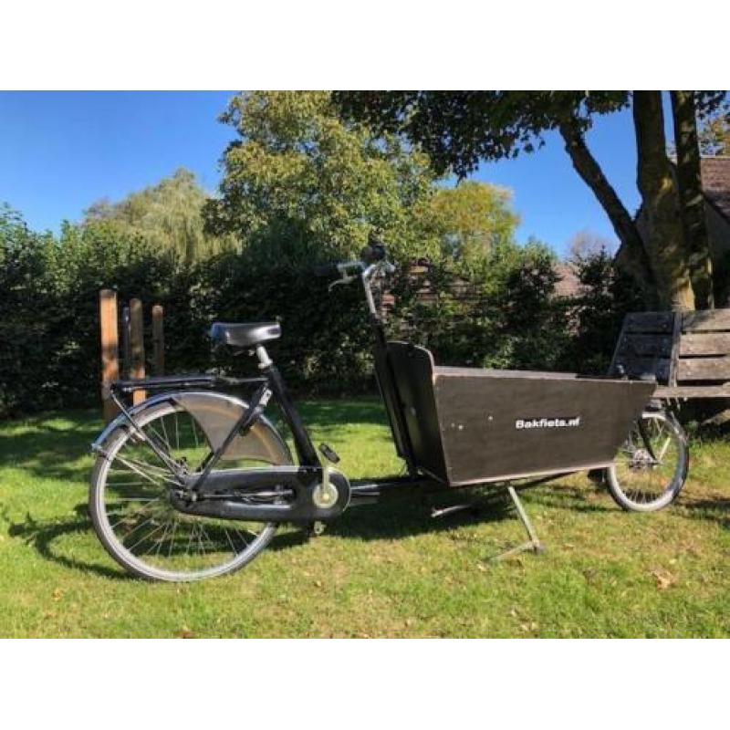 Bakfiets in zeer nette staat, met huif en versnellingen