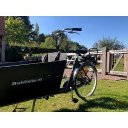 Bakfiets in zeer nette staat, met huif en versnellingen